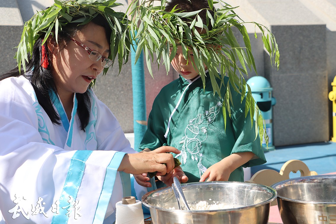 组图2：小朋友学包粽子.JPG