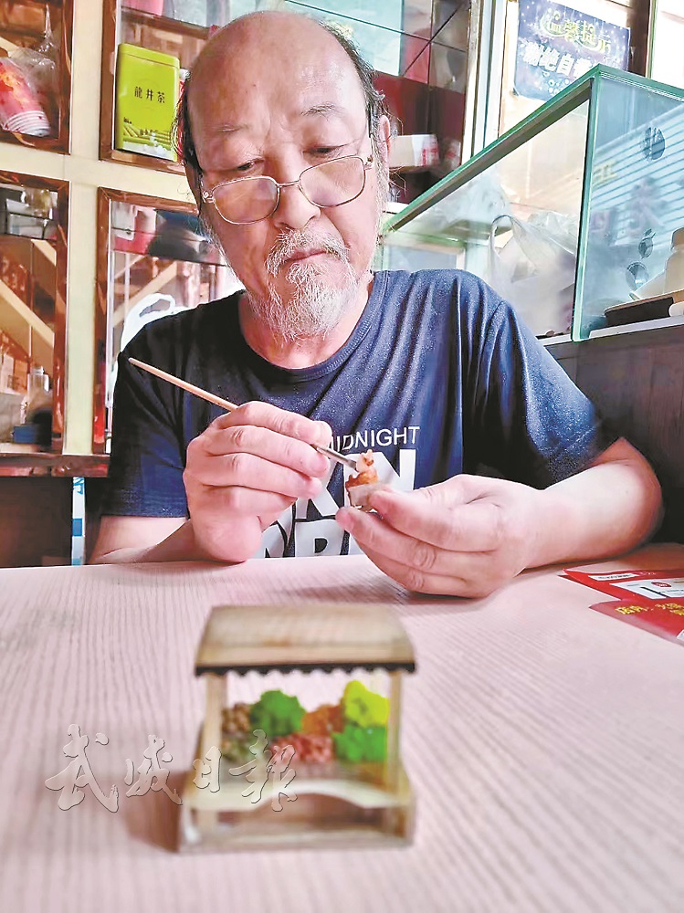 刘金禄在雕刻中。周潮阳.jpg