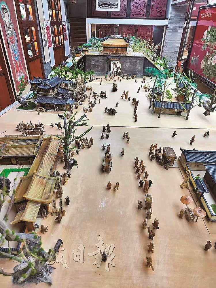 牛角微雕《清明上河图》作品部分展示。周潮阳.jpg